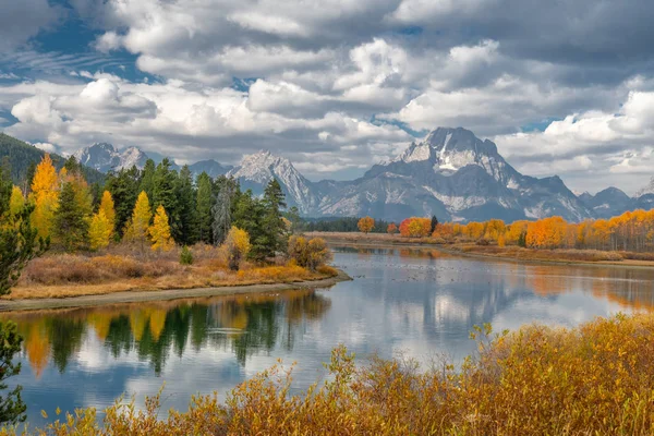 Lago alpino e árvores coloridas com reflexão e terra de montanha — Fotografia de Stock