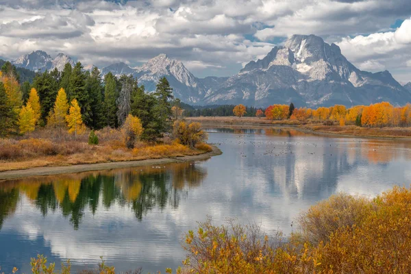 Lac alpin et arbres colorés avec reflet et montagne — Photo