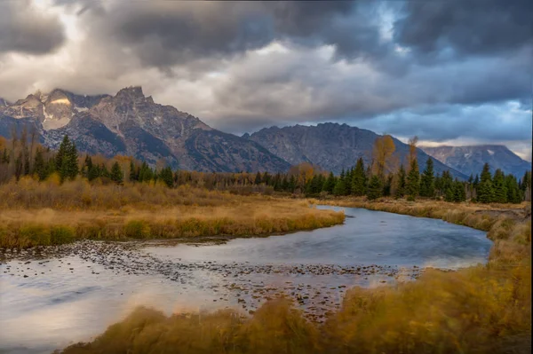 Cloudy skies and mountains in fall at sunrise — 스톡 사진