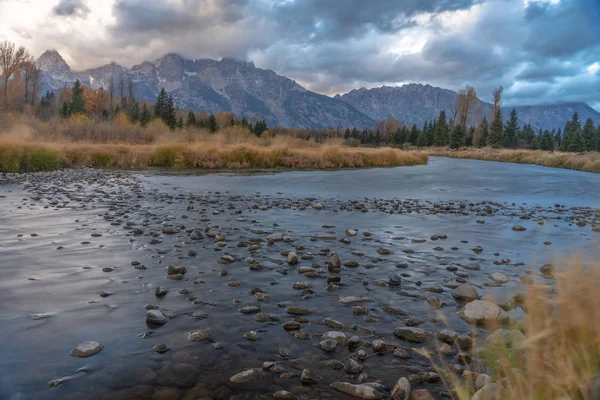 Ciel nuageux et montagnes à l'automne au lever du soleil — Photo