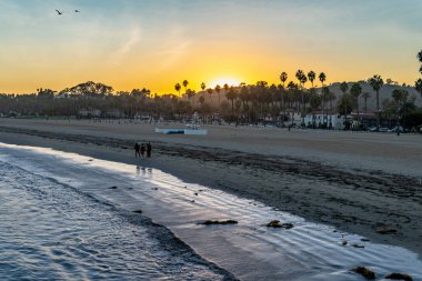 Sahilde gün batımı