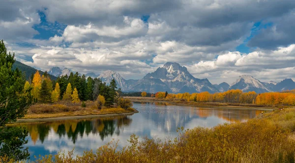 Lago alpino e alberi colorati con riflesso e terra di montagna — Foto Stock