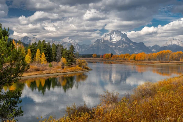 Lago alpino e árvores coloridas com reflexão e terra de montanha — Fotografia de Stock