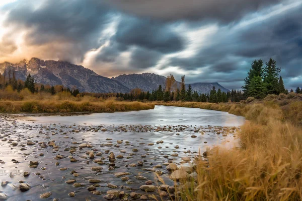 Облака и горы осенью на рассвете — стоковое фото