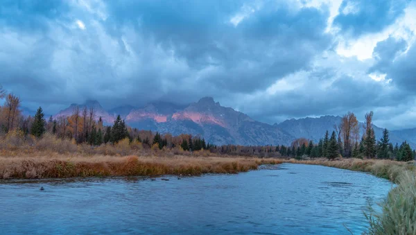 Облака и горы осенью на рассвете — стоковое фото