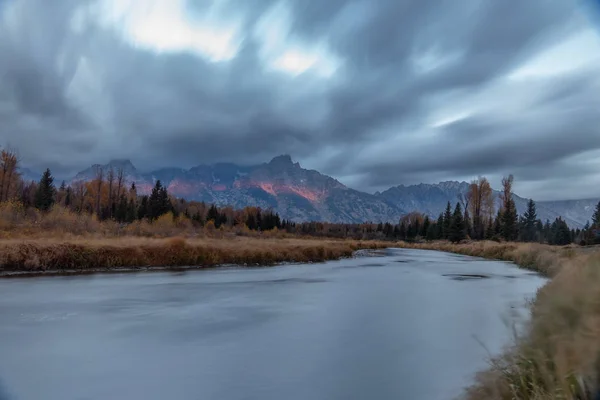 Cloudy skies and mountains in fall at sunrise — 스톡 사진