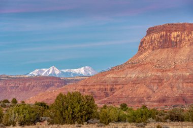 Canyonland Ulusal Parkı 'nın İğne Bölgesi' nde gün batımı