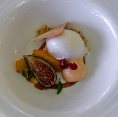 Dondurma ve incirli tatlı.