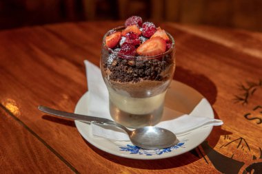 Berry ve Çikolatalı Mus Tatlısı