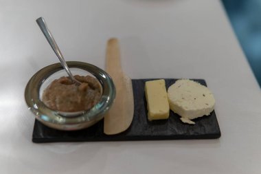 Peynir Çeşitleri ile Ekmek Tabağı