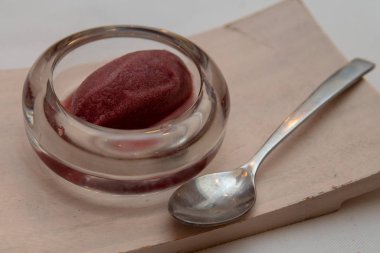 Çanak kırmızı şarap sorbe