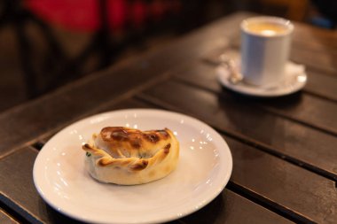 Empanada kahve ile Tabak üzerinde