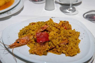 İspanyol Karides Paella plaka üzerinde