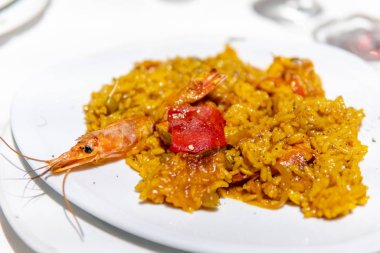 İspanyol Karides Paella plaka üzerinde