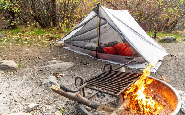 Um incêndio perto da nossa tenda — Fotografia de Stock