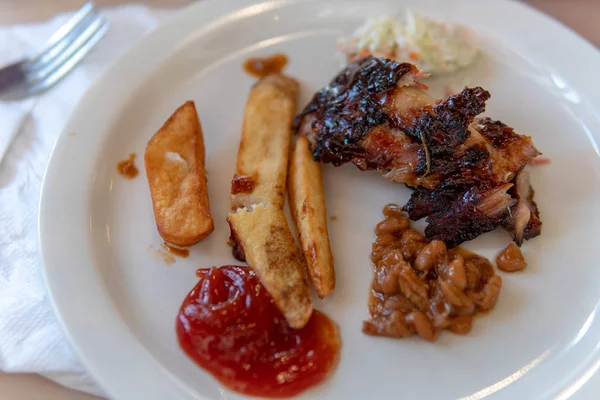 Costillas de barbacoa papas fritas y los lados —  Fotos de Stock