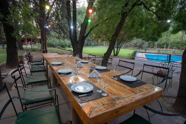 Mesa com luzes e piscina — Fotografia de Stock