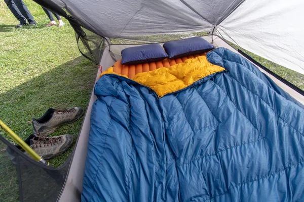 Équipement de couchage à l'intérieur tente — Photo