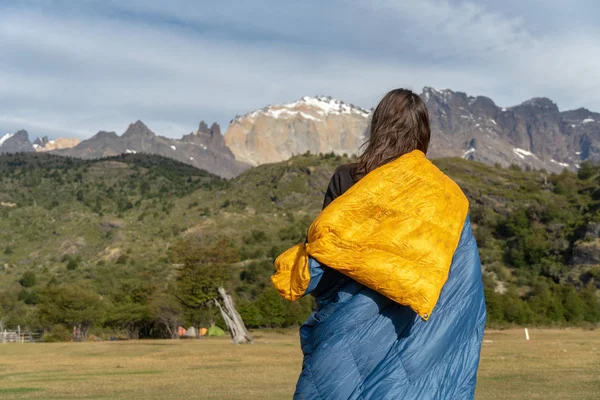 Girl wrapped in blanket with mountains — Stock Photo, Image