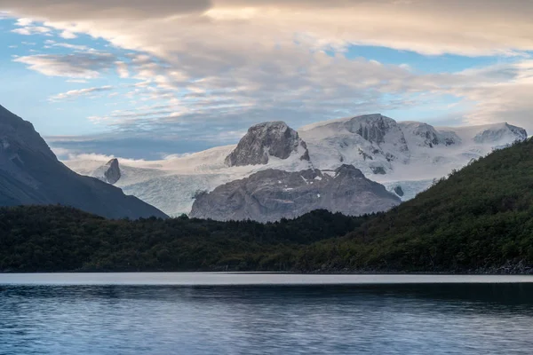 Glaciar Dickson y Lago Dickson en el Camping Dickson mientras están de excursión — Foto de Stock