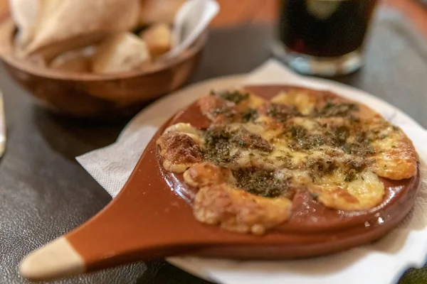 Provoleta - Queso al horno con hierbas — Foto de Stock