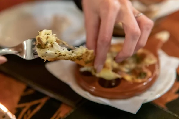 Provoleta-gebakken kaas met kruiden — Stockfoto