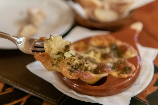 Provoleta-gebakken kaas met kruiden — Stockfoto