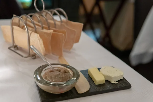 Kenyér tálat sajt választék — Stock Fotó