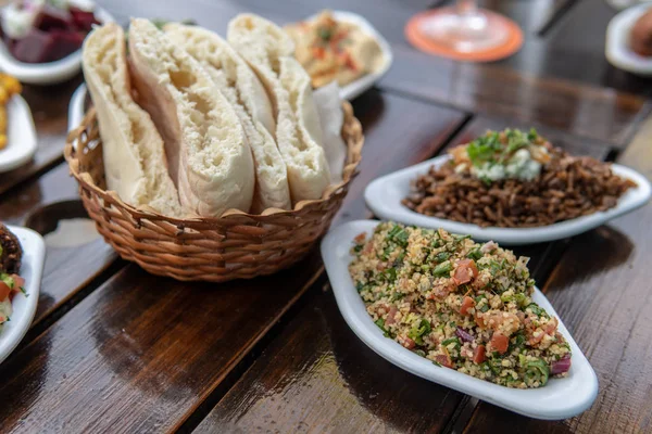 Tabouli s chlebem pita — Stock fotografie