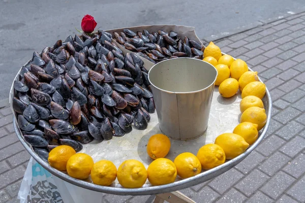 Stuffed Turkish Mussels with Lemons — Stock Photo, Image