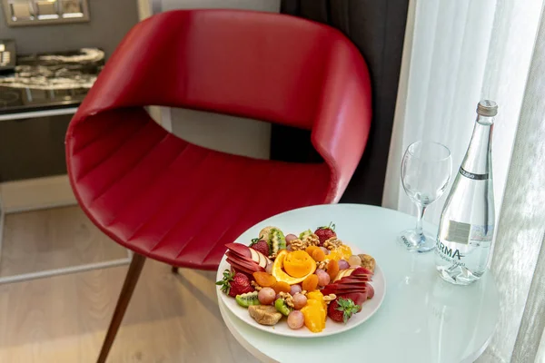 Frutas Platter na mesa com cadeira vermelha — Fotografia de Stock