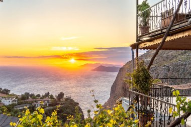 Güneş med üzerinde batarken Ağaçlar ve binalar üzerinde batan güneş