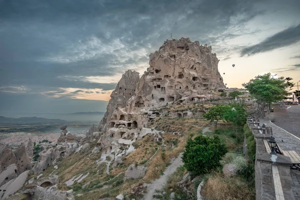 Uchisar zamek w Kapadocji, Turcja z balonami w tle — Zdjęcie stockowe