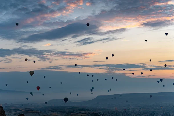 Observando los globos de aire caliente en Capadocia —  Fotos de Stock