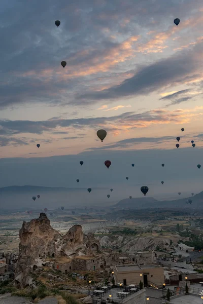 Observando los globos de aire caliente en Capadocia —  Fotos de Stock