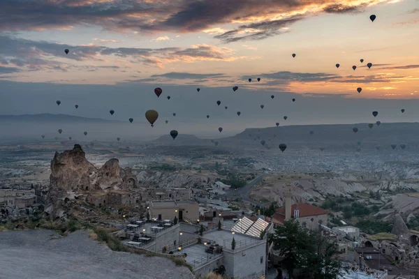 Observando los globos de aire caliente en Capadocia —  Fotos de Stock