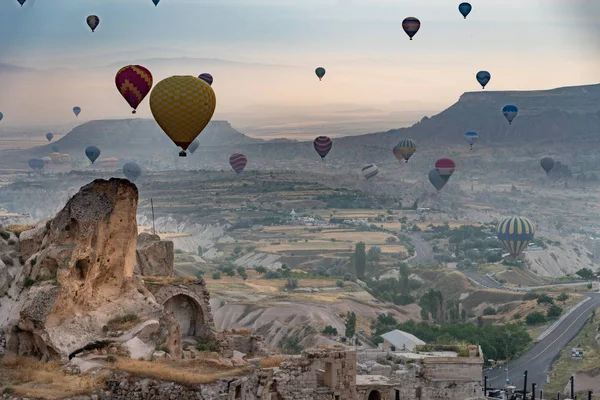 Observando los globos de aire caliente en Capadocia —  Fotos de Stock