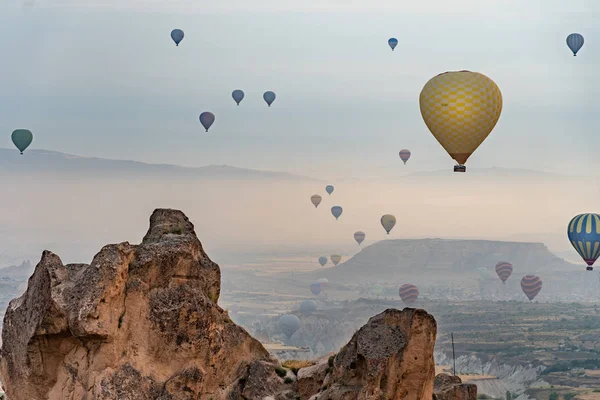 Спостерігаючи за повітряних куль в Каппадокія — стокове фото