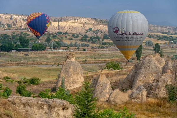 Globos aterrizando en Rose Valley, Capadocia —  Fotos de Stock