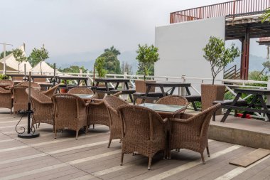Açık hava sineması ve masalar
