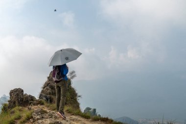 Sisli bir günde Gri şemsiyeli kız