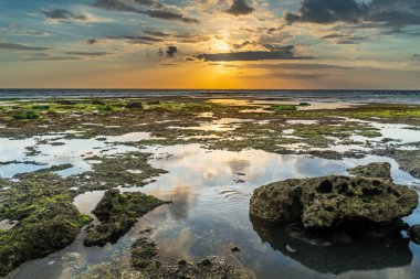 Batu Bolong Sahili 'nde gün batımı manzarası, Bali
