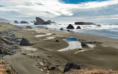 Rocky Sahili Kıyısı ve Mavi Gökyüzü