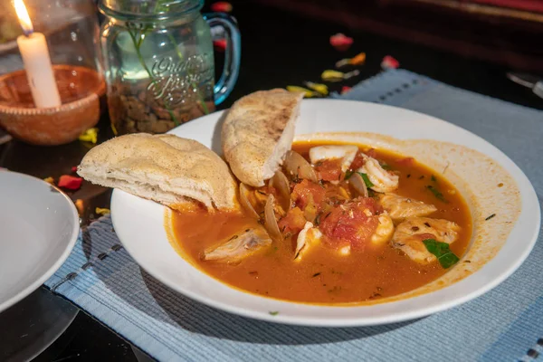 海鲜番茄汤和面包 — 图库照片