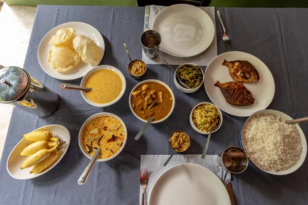 Uma variedade de comida indiana do sul na mesa — Fotografia de Stock