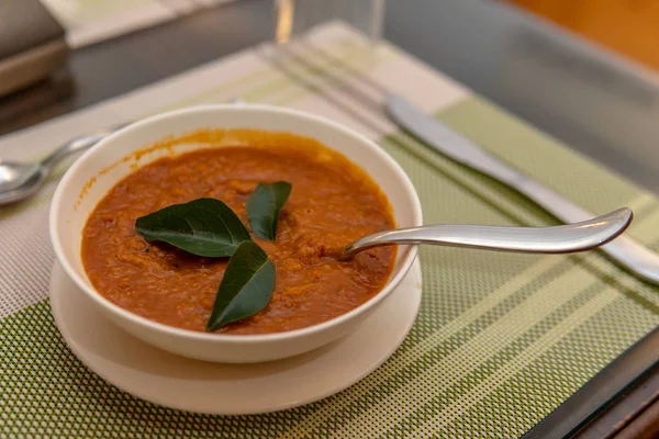 Vegetarische linzen curry soep in kom — Stockfoto