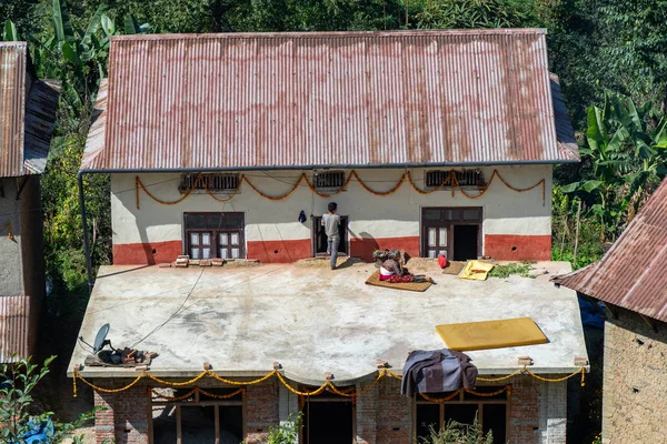 Betonowy dom w wiejskim Nepalu koło Katmandu — Zdjęcie stockowe