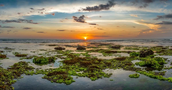 Vista del atardecer en Batu Bolong Beach, Bali — Foto de Stock