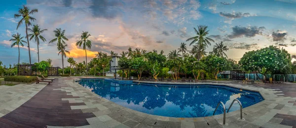 Piscina con palmeras al atardecer —  Fotos de Stock