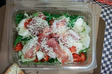 verliefde paar met bloemen in de natuur